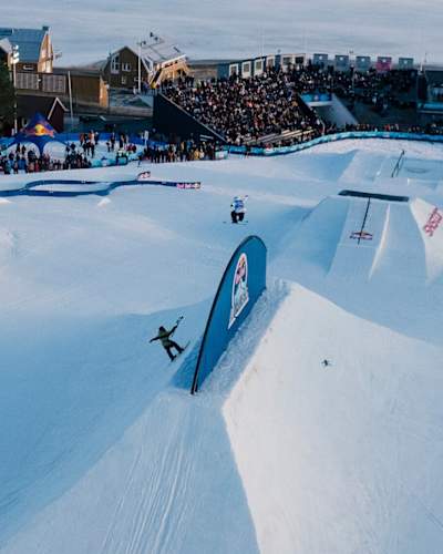 Jesper Tjäder kör Rainbow rail under Red Bull Unrailistic i Åre, Sverige i April 2024.