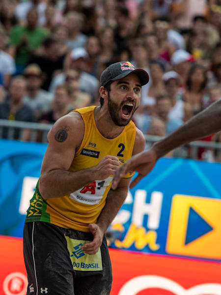 Bruno Schmidt comemora ponto com o seu parceiro Evandro