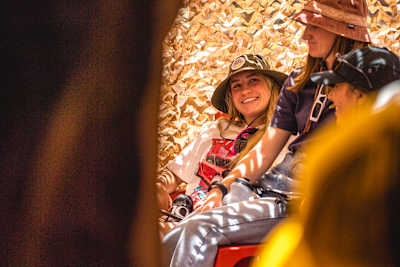 Athletinnen besprechen sich in einem Meeting bei Red Bull Formation 2021 in Virgin, Utah, USA.