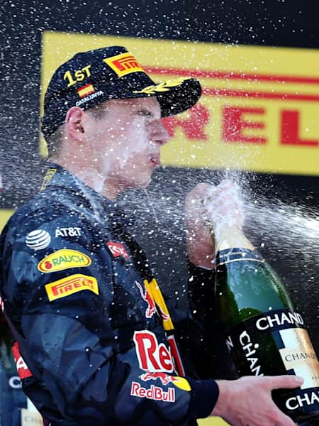 Max Verstappen feirer seier i den spanske F1 Grand Prix og blir den yngste vinneren i Formel 1-historien.
