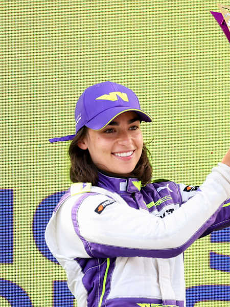 Jamie Chadwick feiert ihren Sieg in Österreich