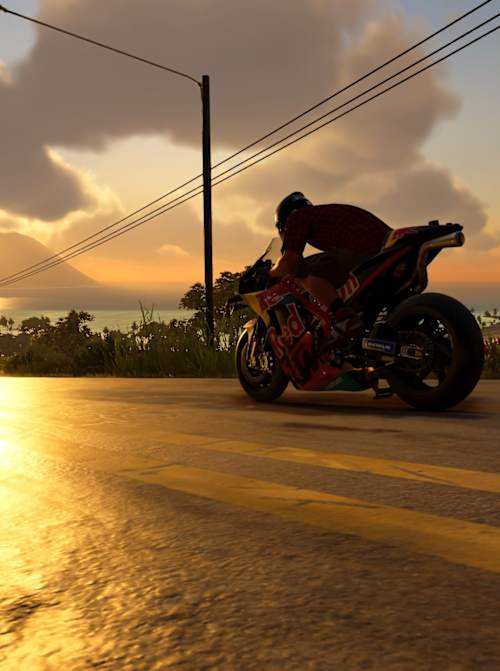 Screenshot aus The Crew Motorfest zeigt ein Red Bull KTM-Bike bei der Fahrt in den Sonnenuntergang.