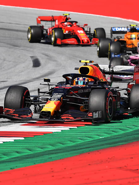Alexander Albon (Aston Martin Red Bull Racing RB 16) por delante del mexicano Sergio Pérez durante el Gran Premio de Austria de Fórmula Uno en el Red Bull Ring el 5 de julio en Spielberg, Austria.