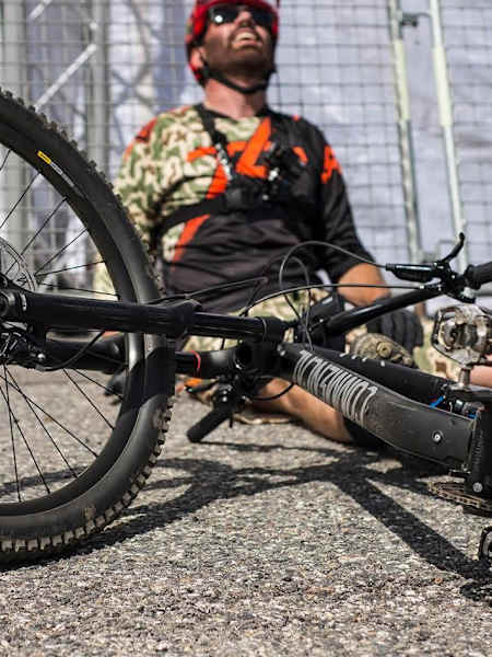 Rob Warner se recupera después de hacer la previa de la XCO en Andorra en 2016.