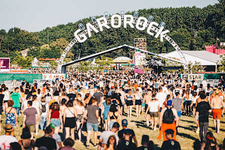 Le Garorock est peu à peu devenu l’un des plus grands festivals de France grâce à son ambiance de feu et sa programmation toujours plus folle.
