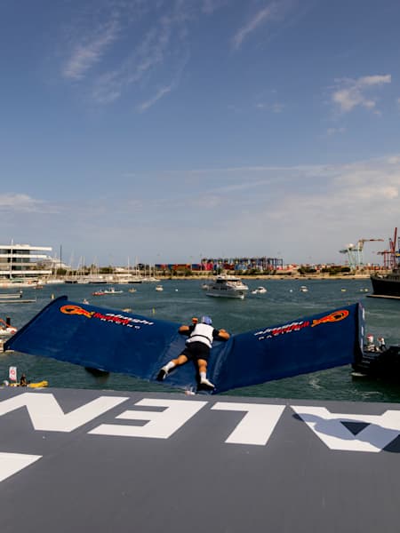 El Alinghi Red Bull Racing vuela sobre la Marina de Valencia