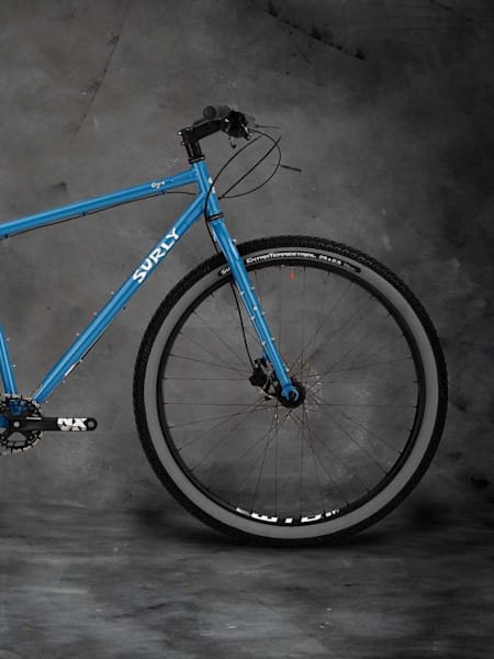 Simple, facilement malléable, le vélo hybride Ogre de la marque Surly saura vous emmener sur votre trajet au bureau la semaine et lors de vos randonnées sur plusieurs jours en vacances ou le week-end.