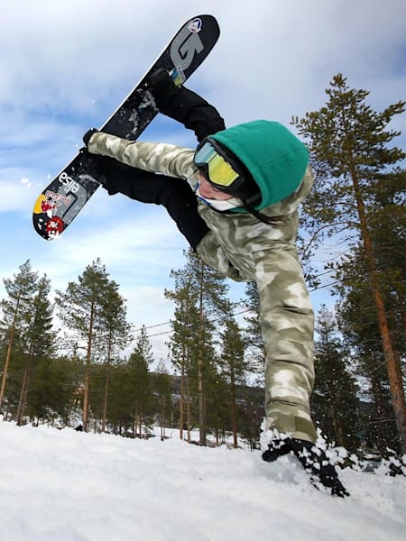 Enni Rukajarvi mit einem Millerflip in Finnland im Ounasvaara Ski-Resort, Finnland am 20. April 2013