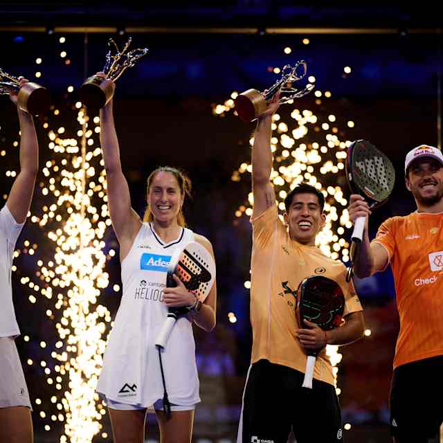 Delfina Brea Senesi, Gemma Triay Pons, Federico Chingotto y Alejandro Galán levantan orgullosos sus trofeos de ganadores en la final de la Premier Padel Gijón P2 2026 en España