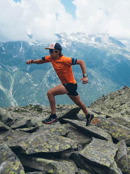 Le coureur d'ultra-trail Ryan Sandes court sur un sentier à Chamonix, en France.