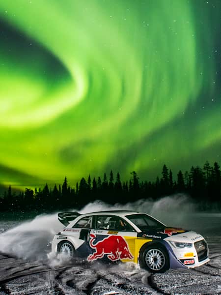 Маттіас Екстрем керує автомобілем Audi S1 World Rallycross під північним сяйвом у місті Муоніо, Фінляндія, у лютому 2021 року.