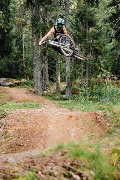 Густав разбирается не только в конструировании велосипедов, но и в катании