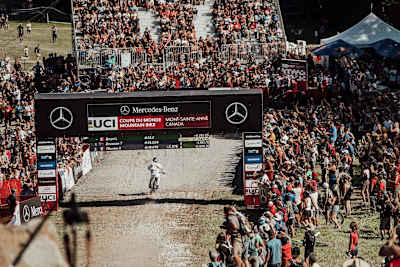 Loïc Bruni durante la final masculina de la UCI DH MTB World Cup 2018 en Mont-Sainte-Anne, Canadá, el 11 de agosto de 2018.