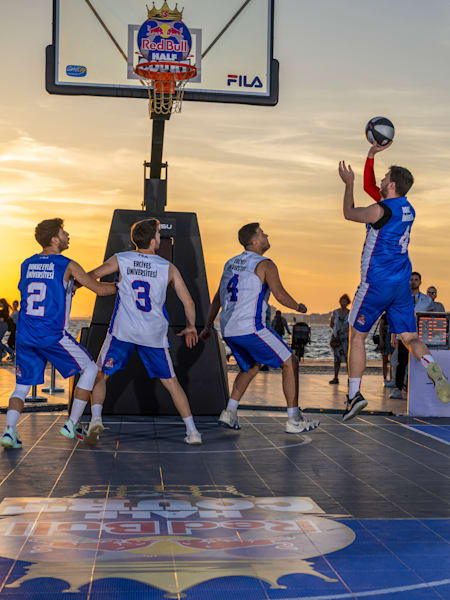 Des joueurs s'affontent lors d'un match de basketball du Red Bull Half Court.