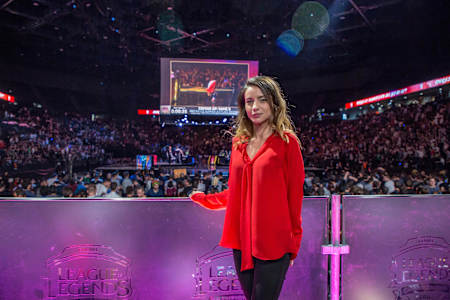 Laure Valée, aka Bulii, journaliste et commentatrice aux League of Legends Championship Series