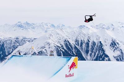 Eileen Gu exécute un saut spectaculaire en ski freestyle