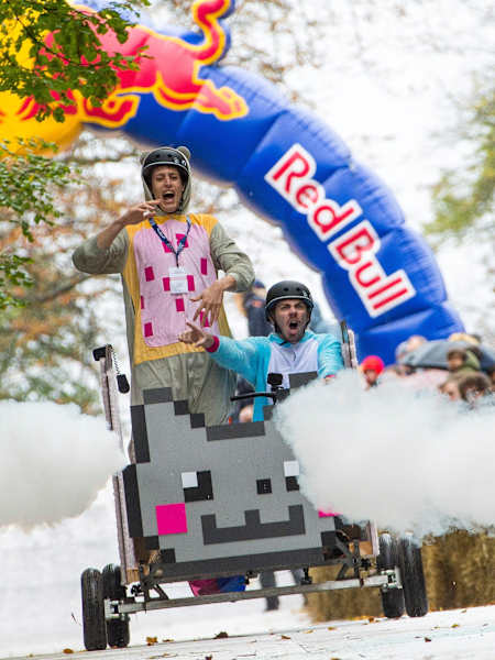 Une Caisse à savon avec option fumée sur la piste de la course Red Bull Caisses à Savon 2017.