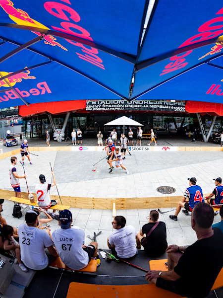 Účastníci finále hokejbalového turnaja Red Bull Urban Buly, 16. júl 2022, Bratislava, Námestie pri Zimnom štadióne Ondreja Nepelu.