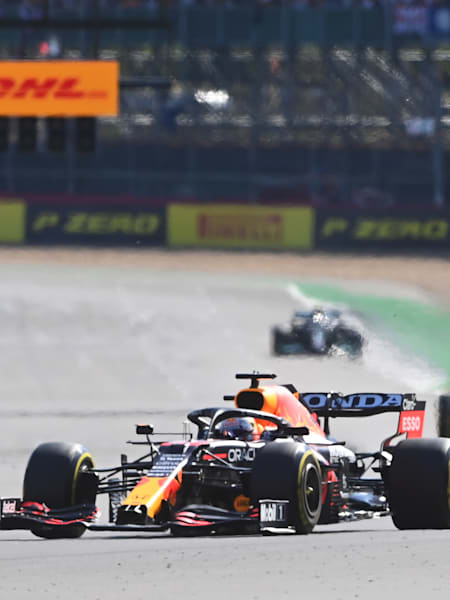 Max Verstappen na czele w sprincie F1 do wyścigu o GP Wielkiej Brytanii 2021 na torze Silverstone.