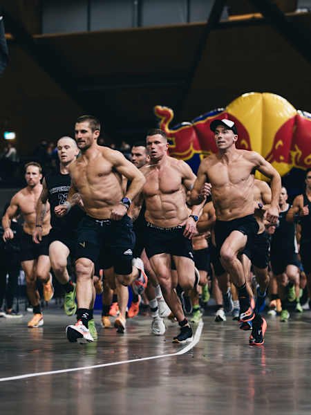 Les concurrents de la catégorie Pro masculine prennent le départ de l'HYROX de Sydney, le 27 juillet 2024.