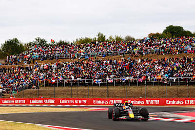 Max Verstappen roule au volant de sa monoplace Red Bull sur le circuit du Hungaroring, lors du Grand Prix de Formule 1 de Hongrie.