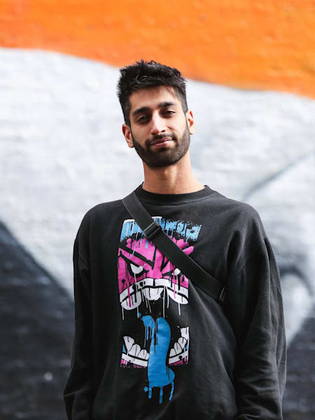 DJ KhanFu sonríe a la cámara.