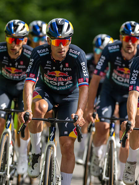 Les cyclistes de l'équipe Red Bull - BORA - hansgrohe pour le Tour de France roule en vélo lors d'un entraînement.