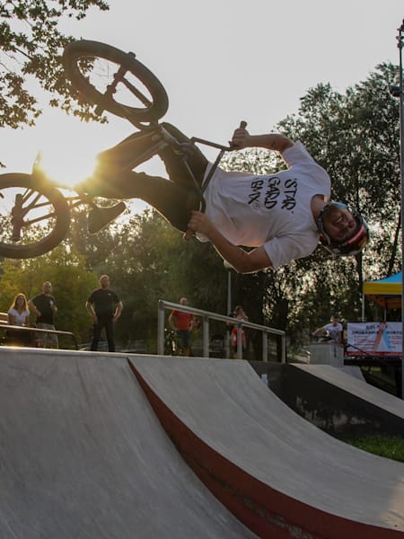 Zawodnik na skateparku. Ride or Die - zawody BMX