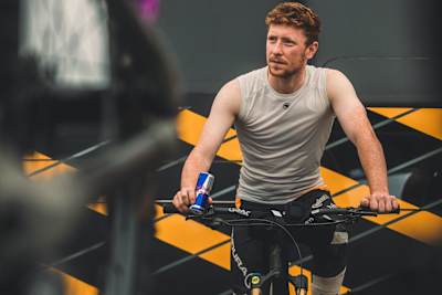 Le pilote de VTT Charlie Hatton s'entraîne lors du Red Bull Mountain Bike Performance Camp à Machynlleth, au Pays de Galles en mai 2023.