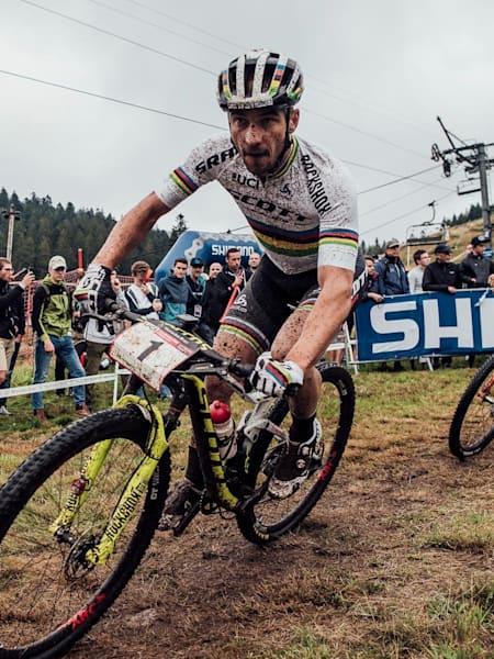 Nino Schurter durante la séptima ronda del UCI XCO MTB World Cup 2018 en La Bresse, Francia, el 24 de agosto de 2018.