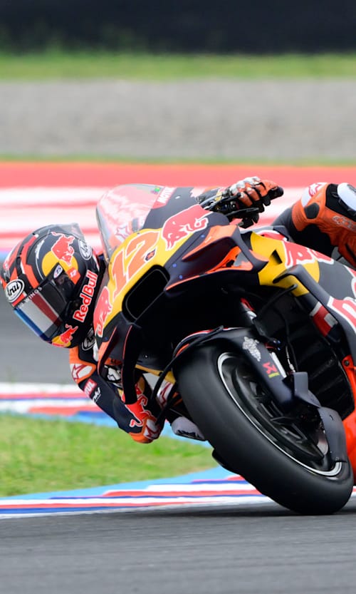 Maverick Viñales actúa en la carrera Tissot Sprint durante el Campeonato del Mundo de MotoGP en Termas De Río Hondo, Argentina, el 15 de marzo de 2025.