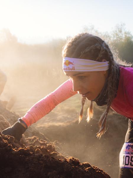 Ida Mathilde Steensgaard løber igennem jordbunker til Red Bull Conquer the Castle