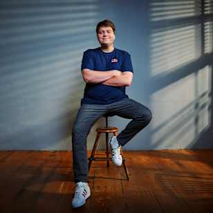 Frederik "Noway4u" Hinteregger posiert selbstbewusst während eines Red Bull-Fotoshootings in München.