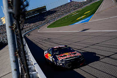 Des voitures de NASCAR s'affrontent sur un circuit.