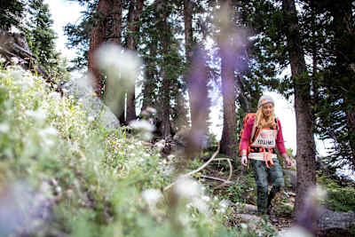 La grimpeuse Sarah Di Giulian marche sur un sentier de randonnée dans le parc de Yosemite.