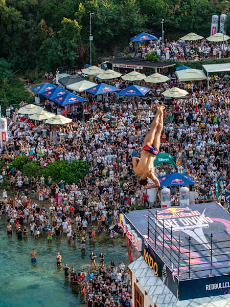 Catalin Preda skače s platforme visine 27,5 metara na Starom Mostu tokom treće stanice Red Bull Cliff Diving Svjetske serije u Mostaru,  6. septembra 2025. godine