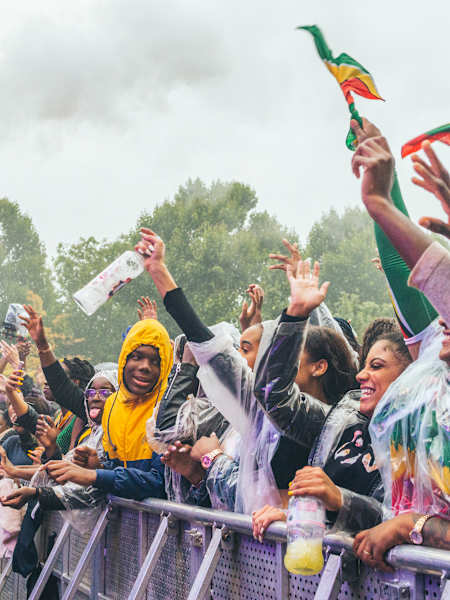 Le public danse devant le Red Bull Music Sound System au Notting Hill Carnival à Londres.