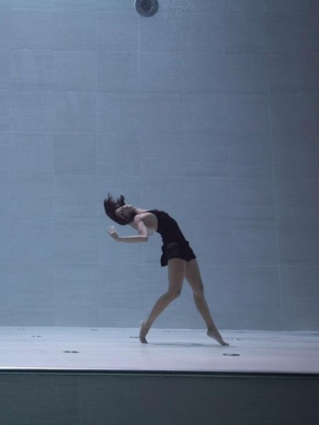 L'apnéiste, danseuse et réalisatrice Julie Gautier danse en apnée dans son dernier film AMA.
