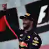 Ricciardo celebra la victoria en Bakú
