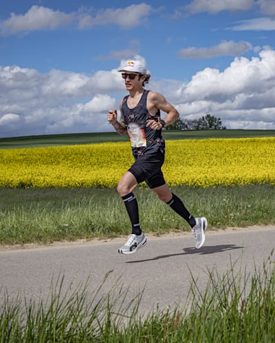 2024年5月5日，Flo Neuschwander參加於德國慕尼黑舉行的「為Wings for Life World Run」全球路跑賽。