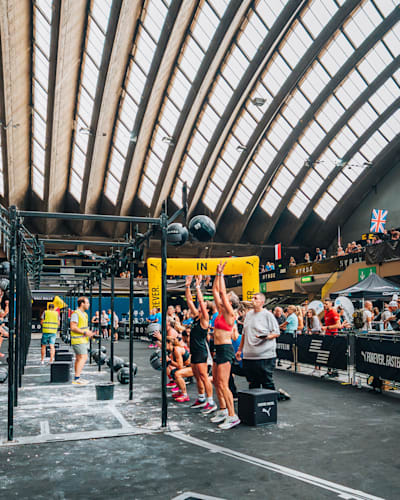 Les participants lancent des wall balls lors du championnat du monde Hyrox à Nice, en France, le 8 juin 2024.