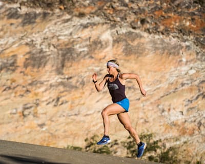 Fernanda Maciel court par temps chaud lors du tournage de la série Se Prepara à Lapinha da Serra, au Brésil, le 13 juin 2019.