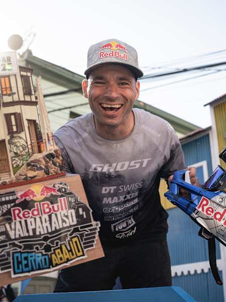 Tomáš Slavík célèbre sa victoire lors du Red Bull Valparaíso Cerro Abajo 2025 !