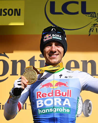 Remco Evenepoel, de l'équipe Red Bull - BORA - hansgrohe, célèbre sa victoire d'étape au Tour de France