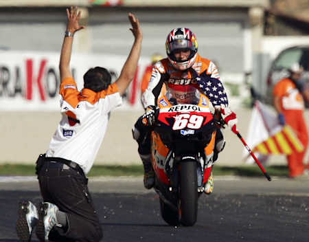 Nicky Hayden świętujący mistrzostwo MotoGP w 2006 roku po wyścigu w Walencji