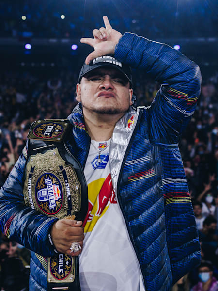 Aczino celebrates his second Red Bull Batalla title.