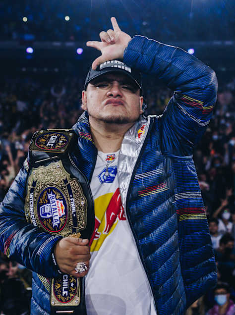 Aczino celebrates his second Red Bull Batalla title.