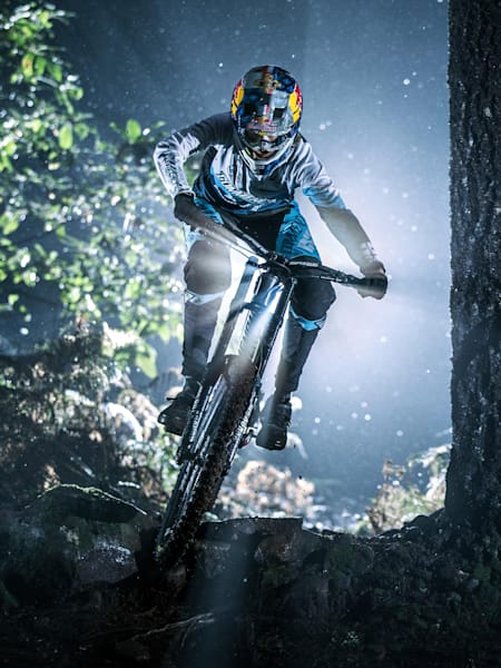 Myriam Nicole desciende por un bosque durante la noche.