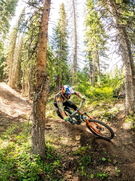 Mountainbiker Richie Rude rijdt doorheen de bossen van Colorado.