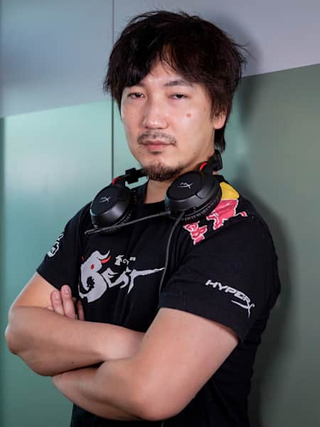 Daigo Umehara posiert mit gekreuzten Armen